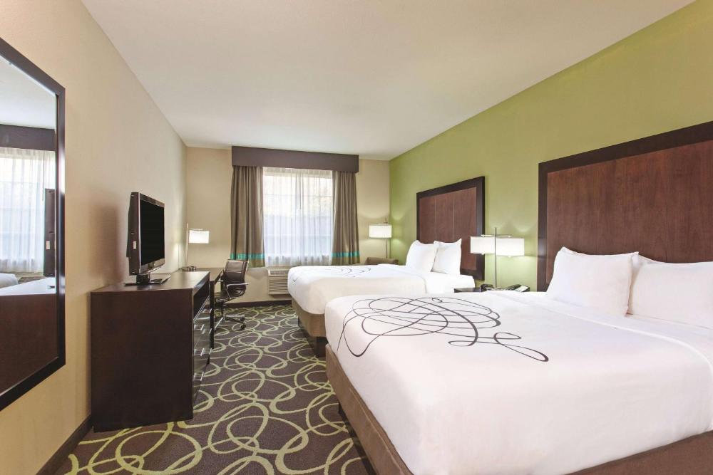 Queen Room with Two Queen Beds - Non-Smoking interior